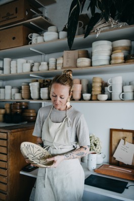 Gründerin des Keramik und Designlabels We are Studio Studio Ini Neumann 