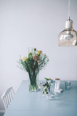 Blumendeko-Lampe-Interior-Design-Skandinavisch-Homestory-Fotograf-Sarah-Buth-Hamburg 