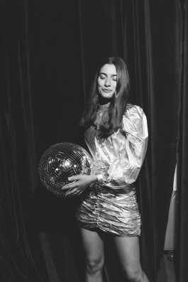 Hola-Amore-Studios-femtastics-Fashion-Sarah-Buth-Fotografin-Hamburg-Caro-Casamian-Diskokugel-Portrait 