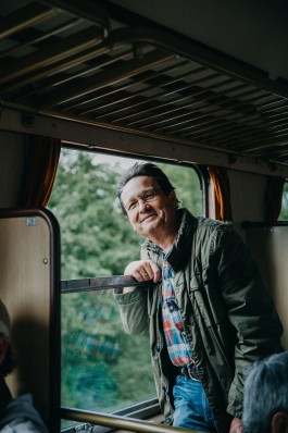 Bahnhofsmission-Nürnberg-Fotograf-Hamburg-Sarah-Buth-People-Portrait-Reportage-Mann-Wind-Zug-Fenster