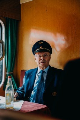 Portrait-Schaffner-Zug-Reportage-Fotograf-Sarah-Buth-Hamburg-Nürnberg-Bahnhofsmission