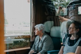 Oma-Zug-Portrait-Aussicht-Reportage-Die-Bahn-Portrait-Sarah-Buth-Hamburg-Fotograf-Nürnberg