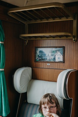 Mädchen-im-Zug-Bahnhofsmission-Stadtmission-Nürnberg-Hamburg-Reportage-Portrait-Sarah-Buth-Fotograf