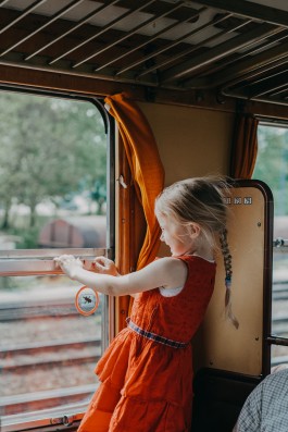 Bahnhofsmission-Zugfahrt-Reportage-Hamburg-Nürnberg-Fotograf-Sarah-Buth-Mädchen