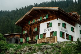 Klosters-Schlappin-Schweiz-Rudolf-Wötzel-Reportage-Portrait-Sarah-Buth-Fotograf-Hamburg-Gemsli-Berghütte 