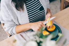 Orange schneiden Lifestyle Shooting mit Sissy de Boer im friendsspace Berlin mit Sarah Buth Fotografin 
