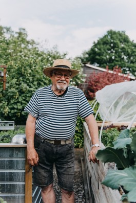 Portrait von Kleingärtner Manfred in seinem Schrebergarten in Hamburg 