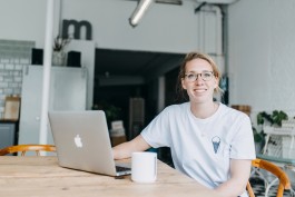 judith-glatzer-gründerin-von-milkmade-icecream-hamburg-portrait-fotografin-sarah-buth 