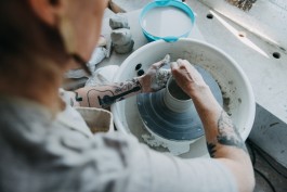 Ini Neumann von We are STUDIO STUDIO beim töpfern