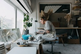 Ini Neumann von We are STUDIO STUDIO beim töpfern