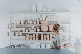 We are STUDIO STUDIO Gründerin und Keramikerin Ini Neumann