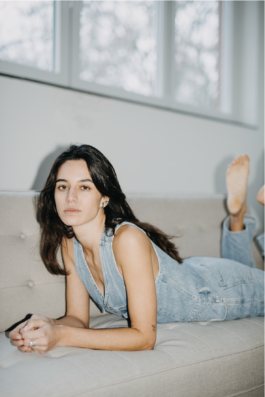 Porträt Session mit Model Maya im Hamburger Studio Clair mit Fotografin Sarah Buth 