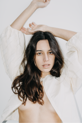 Porträt Session mit Model Maya im Hamburger Studio Clair mit Fotografin Sarah Buth 