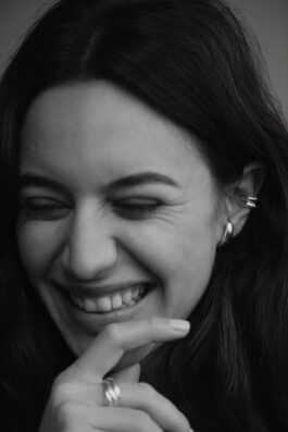 Porträt Session mit Model Maya im Hamburger Studio Clair mit Fotografin Sarah Buth 