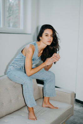 Porträt Session mit Model Maya im Hamburger Studio Clair mit Fotografin Sarah Buth 