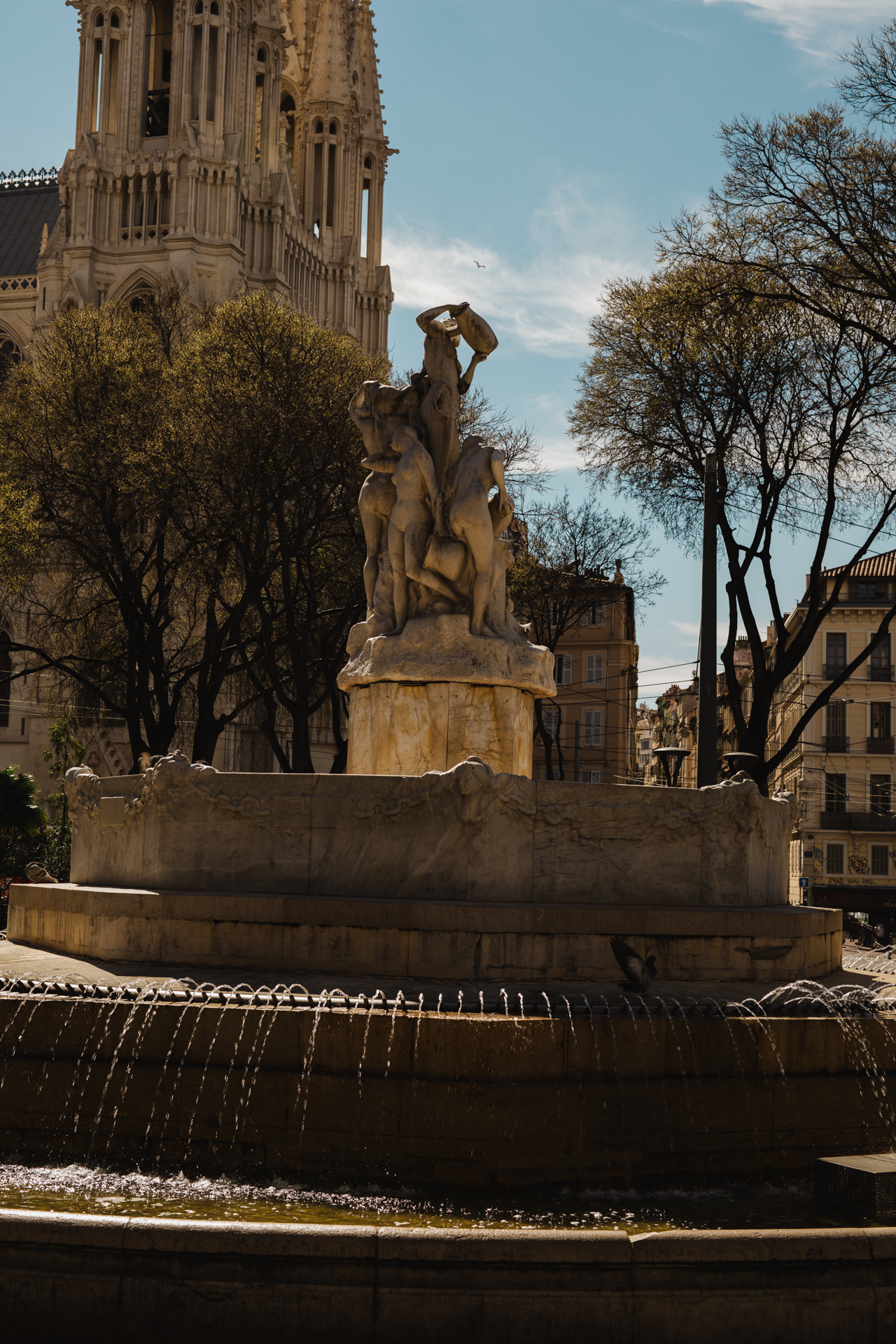 Kirche und Brunnen in Marseille nähe vom Wochenmarkt 